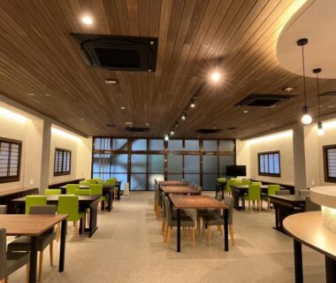 Dining hall with wooden ceiling, shoji windows and tables at Sakuraya in Hiroshima, Chūgoku