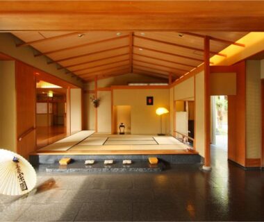 Spacious tatami lounge with raised platform and wooden beams at Saryo Souen in Miyagi