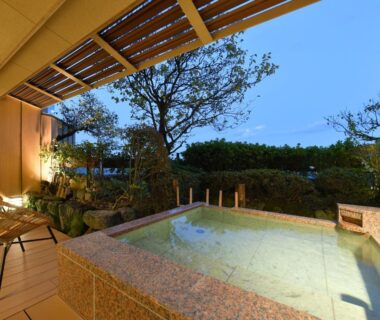 Stone outdoor bath with seating and garden, Seizan Yamato, Shizuoka