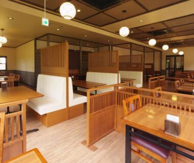 Partitioned wooden dining room with lantern lighting at Sengokuhara Shinanoki Ichinoyu in Kanagawa