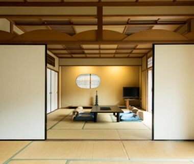 Tatami room with low table, zabuton cushions, sliding fusuma and tokonoma alcove at Senkei in Kanagawa