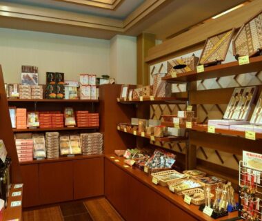 Shelves of packaged souvenirs and snacks in Senkyoro ryokan gift shop, Kanagawa