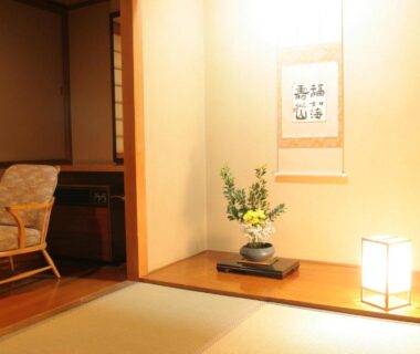 Tatami room with tokonoma, hanging scroll, flower arrangement, shoji screens and seating at Senshoen Hokkaido