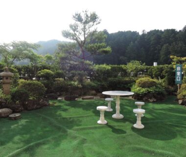 Stone table and stools in manicured garden at Senso Yutagawa, Yamagata, Tōhoku