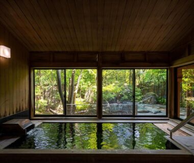 Indoor wooden bath overlooking a garden at Shaga-no-Sato Yumeya in Chūbu, Niigata