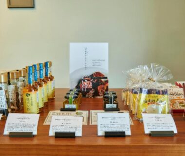Counter display of packaged snacks, bottles, and gift baskets at Shin Kaikatei Izumi, Shizuoka