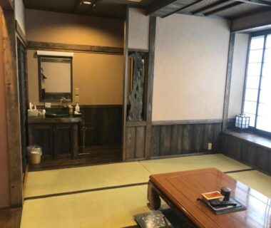 Tatami room with low wooden table, shoji window and washbasin at Shinwaen, Kumamoto, Kyushu
