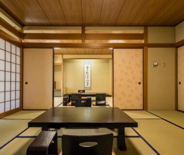 Traditional tatami room with low dining table, shoji screens and tokonoma at Shiunso in Kanagawa, Kantō, Japan