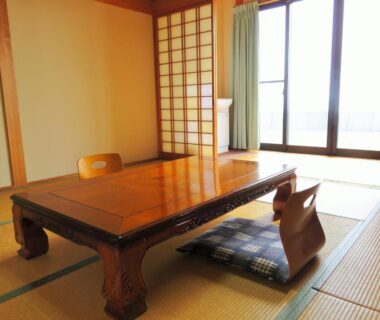 Low wooden table, zaisu chairs and shoji screens in Shokinkan tatami room, Kumamoto, Kyūshū, Japan