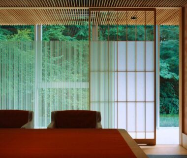 Tatami seating area with shoji screens and garden view at Sora Togetsusoukinryu in Shizuoka, Chūbu