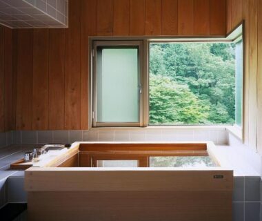 Wooden soaking tub beside window with forest view at Sora Togetsusoukinryu in Shizuoka, Chūbu, Japan