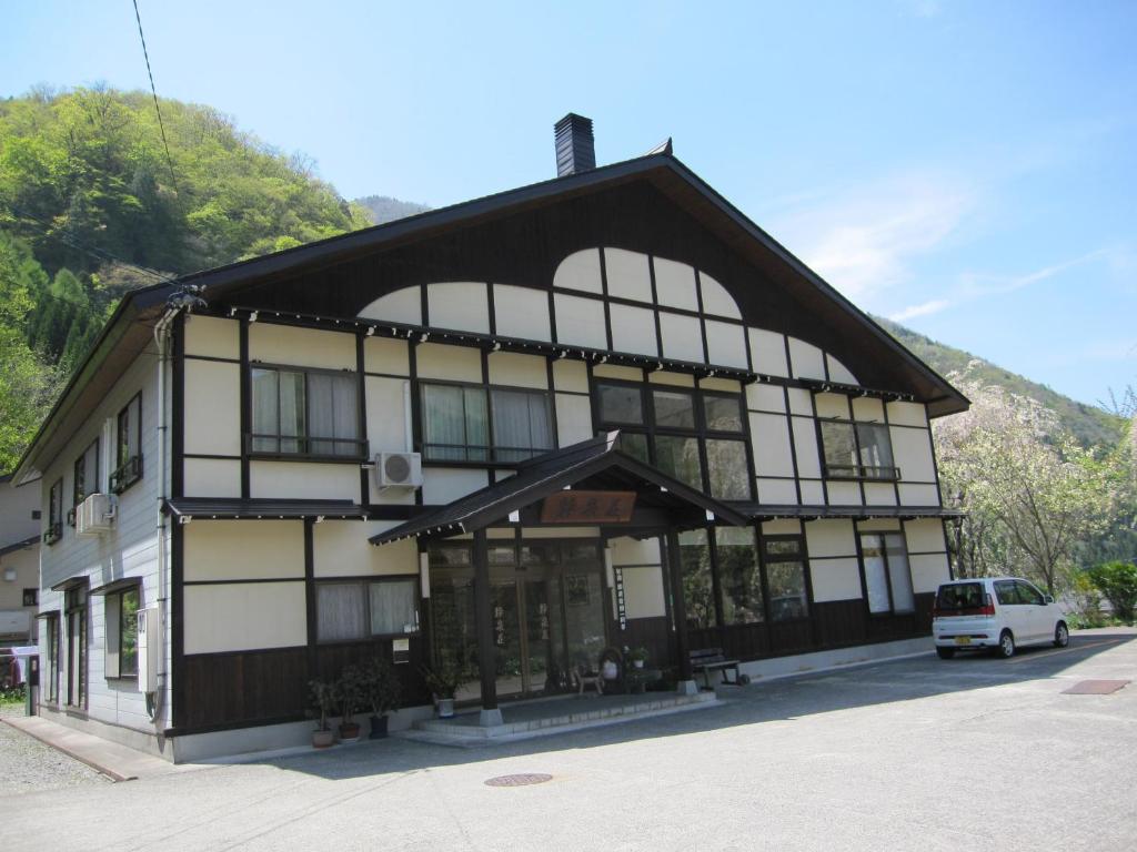 Ryokan Exterior Suisensou Gifu Japan Front facade and entrance of Suisensou ryokan with wooded hillside backdrop in Gifu, Chūbu, Japan