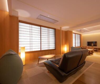Spacious tatami lounge with shoji screens, low table and seating at Suminoyu in Nagano, Chūbu