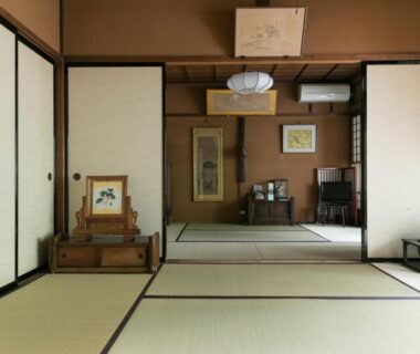 Traditional tatami room with fusuma sliding doors and tokonoma at Sumiyoshi Ryokan, Gifu, Chūbu, Japan