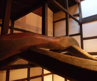 Exposed wooden beams and shoji screens inside Sumiyoshiya ryokan in Ishikawa
