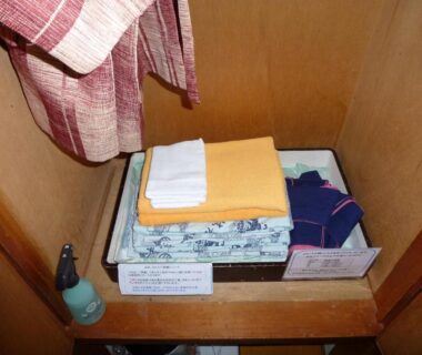 Folded guest robe and towels on shelf at Sumiyoshiya in Niigata