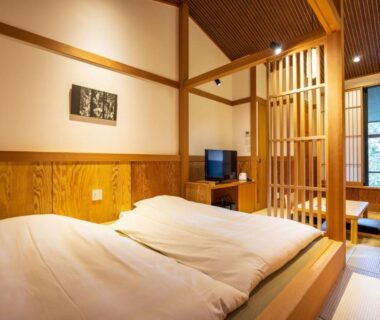 Tatami room with futon bedding and shoji screens at Susukinohara Ichinoyu in Kanagawa