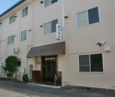 Beige building facade and main entrance of Suzukisou ryokan in Kyoto, Kansai