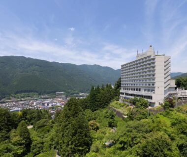 Large hillside ryokan building overlooking Gero town and surrounding mountains in Gifu, Chūbu, Japan