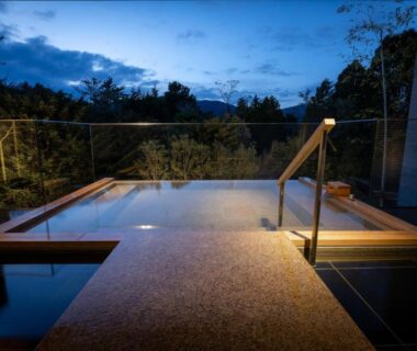 Outdoor onsen bath with glass railing and steps at THE HIRAMATSU HOTELS & RESORTS SENGOKUHARA HAKONE, Kanagawa