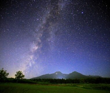 Milky Way above mountain silhouette near Tabataya ryokan in Niigata Chūbu Japan