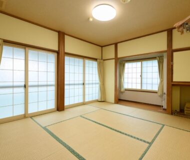Spacious tatami room with shoji screens, window alcove and curtains at Tabataya Niigata
