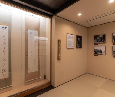 Tatami area with hanging scrolls and framed artwork at Taikyourou in Kyoto