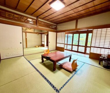 Japanese tatami room with low table, floor cushions and shoji screens at Takaosou in Ōita, Kyūshū