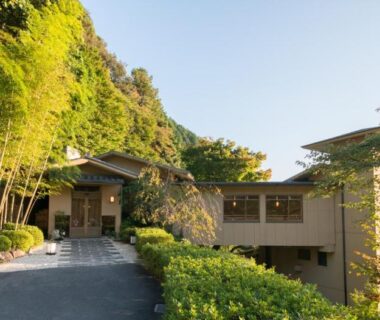 Entrance pathway to Takimotokan Yuki No Sato with stone drive and verdant hillside in Gifu, Chūbu, Japan