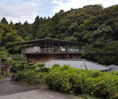 Wooded hillside ryokan exterior at Tawaraya Ryokan Koto Shirasagikan in Ōita, Kyūshū