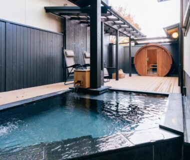 Rectangular stone onsen and barrel wooden bath in courtyard at Tawarayama Onsen Ryokan Minawa, Kumamoto, Kyūshū