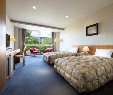 Spacious twin bedroom with seating area and garden view at The Gran Resort Arima in Hyōgo, Kansai