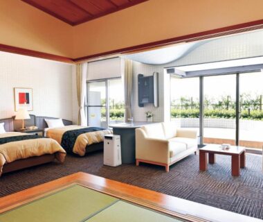 Tatami area with twin beds, sofa and sliding doors at The Gran Resort Princess Arima, Hyōgo