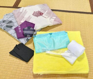 Folded yukata, obi, towel and toiletries arranged on tatami at Togakubo ryokan in Kanagawa