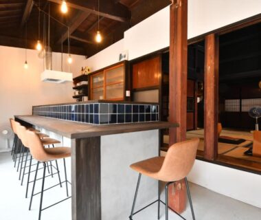 Bar counter with tiled top and stools, view into tatami room, Togiso 能登の古民家宿, Ishikawa Japan