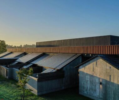 Modern concrete and wood ryokan exterior with sloped roofs at sunrise Tokachigawa Moor Onsen Seijyakubow Hokkaidō