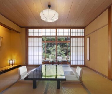 Tatami room with low table, shoji screens and garden view at Tokiwa Bekkan in Hyōgo Kansai