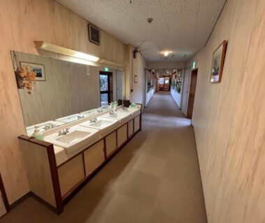 Corridor with vanity sinks and mirror at Tomiya Ryokan, Niigata