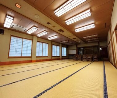 Spacious tatami banquet hall with shoji windows at Tomiya Ryokan, Niigata, Chūbu region