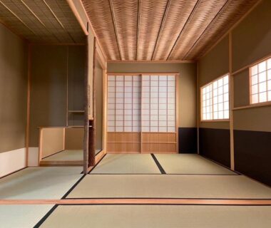 Traditional tatami room with tokonoma and shoji screens at Towa Ryokan, Kyoto, Kansai, Japan