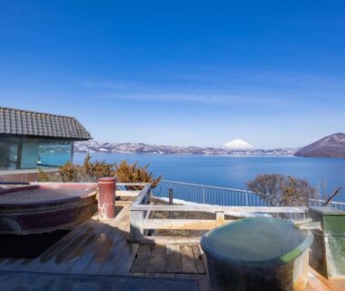 Outdoor wooden soaking tubs on deck with lake view, Toya Kohan Tei, Hokkaidō Japan