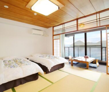 Tatami room with twin futon beds, shoji screens and low table, Toya-onsen Hotel Hanabi Hokkaidō