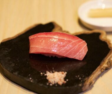 Maguro nigiri on black ceramic plate at Tsuki to Maguro Ishigami, Shizuoka, Chūbu Japan