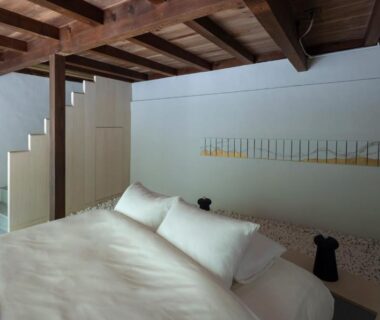 Low-ceiling bedroom with wooden beams, white bedding and small staircase at UTAHI A 100-years-old Kyoto machiya