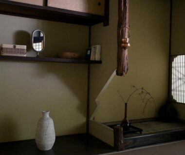 Tokonoma alcove with ceramic vase and lattice window at UTAHI A Kyoto machiya