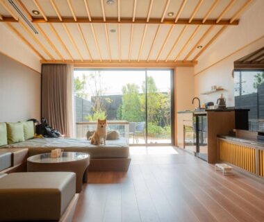 Spacious wooden-floor lounge with low seating and garden view at UreshinoOnsen URESHINO YADOYA in Saga, Kyūshū, Japan