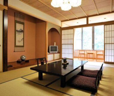 Tatami room with low table, shoji screens and tokonoma at Uruoikan Nagano, Chūbu Japan
