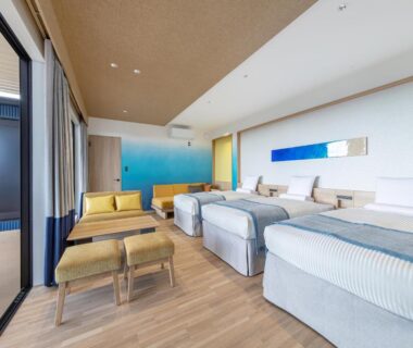 Contemporary triple bed guest room with sitting area and balcony at Wan Wan Paradise Premier Nanki Shirahama, Wakayama