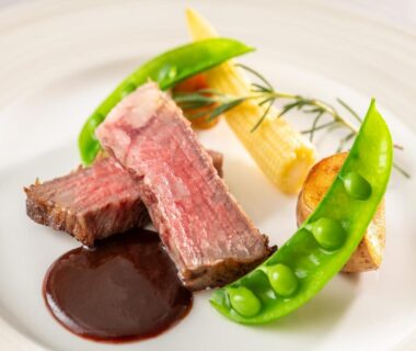 Seared beef with snap peas and sauce at Wan Wan Paradise Premier Yamanakako in Yamanashi, Chūbu Japan