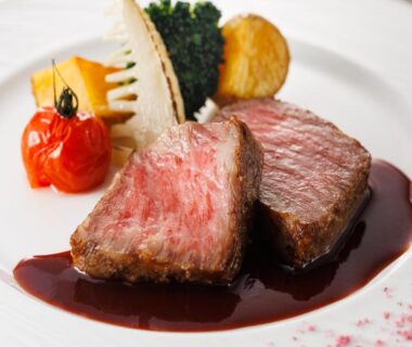 Seared beef slices with sauce and vegetables at Wan Wan Paradise Yatsugatake, Yamanashi